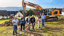 In Binzgen wird mit einem symbolischen Spatenstich der Start für ein neues Baugebiet in dem Laufenburger Stadtteil freigegeben.