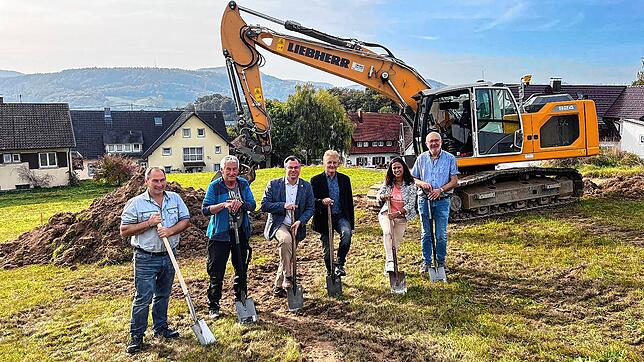 In Binzgen wird mit einem symbolischen Spatenstich der Start für ein neues Baugebiet in dem Laufenburger Stadtteil freigegeben.