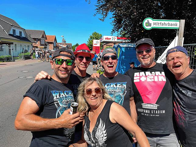 In Wacken findet man immer neue Freude: Die vier Villinger haben ein Pärchen aus Husum kennengelernt.