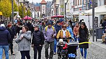 Dick eingemummt ist der Stadtbummel am Sonntag, 3. November, kein Problem. Tausende Besucher strömen in die Villinger Innenstadt, um ...