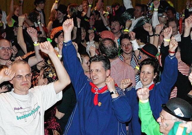 Archivbild aus dem jahr 2007: Der damalige OB Thorsten Frei ist ausgelassen bei der Fasnet.