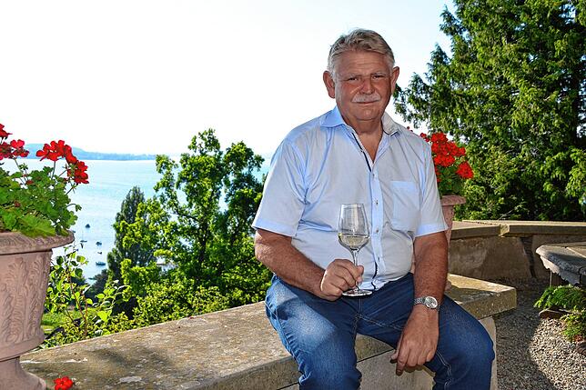 Museumsdirektor Dominik Gügel mit einem Glas des hauseigenen Müller-Thurgaus auf der Schlossterrasse des Arenenbergs.