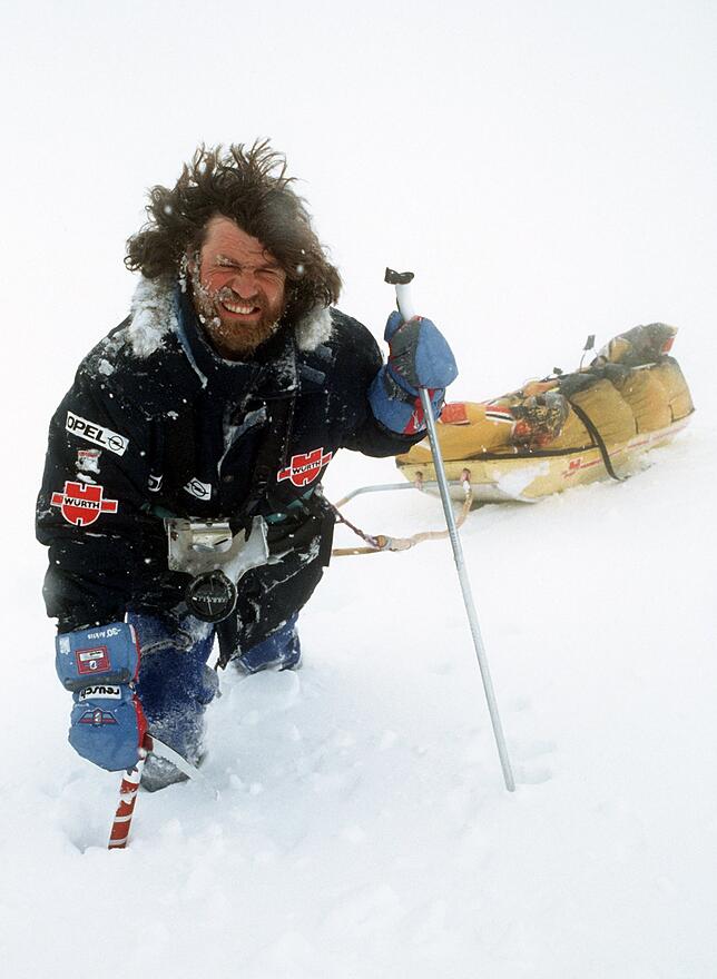 Reinhold Messner zeigt mit Ski und Lastenschlitten, wie es ihm und Arved Fuchs auf ihrer Antarktis-Expedition erging.