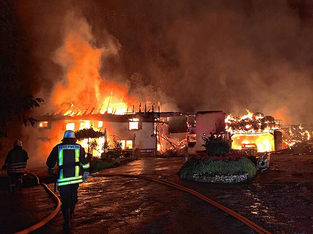 Feuer zerstört das historische Hofgut Balisheim in Gaienhofen auf der Höri. Die Polizei vermutet Brandstiftung. Noch in der Nacht ist ...