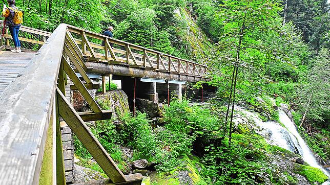 Jetzt ist sie wieder begehbar: Die Bergseebrücke am Wasserfall wurde für den Besucherverkehr freigegeben. Die Umsetzung der ...
