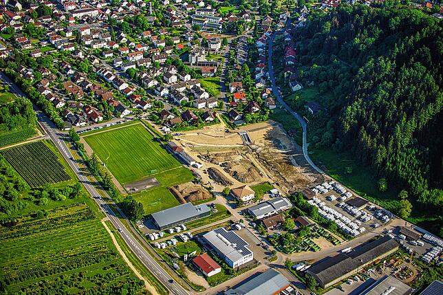 Das Regenrückhaltebecken Fuchsweg in Ludwigshafen im Mai 2020 aus der Luft. Damals liefen noch die Arbeiten daran.