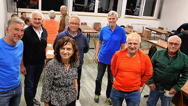 Gruppenbild nach den Neuwahlen bei der IG Sport (von links): Peter Rimmele (stellvertretender Vorsitzender), Rolf Tränkle ...