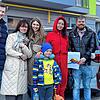 Kurz vor der Abfahrt: Serhii von der ukrainischen Hilfsorganisation, Ilona mit ihrer in der Ukraine zurückbleibenden Tochter Dana, Irina ...