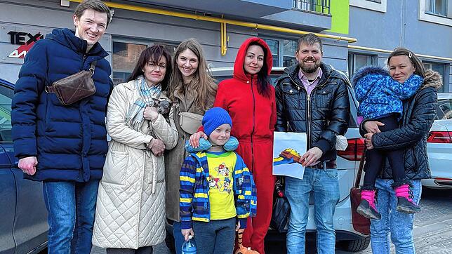 Kurz vor der Abfahrt: Serhii von der ukrainischen Hilfsorganisation, Ilona mit ihrer in der Ukraine zurückbleibenden Tochter Dana, Irina ...