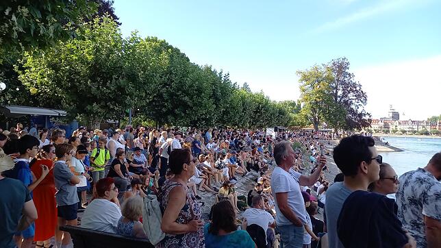 Gespanntes Warten: Unzählige Besucher beim Konstanzer Seenachtfest haben sich schon Plätze am Ufer gesichert, um die Wasserski-Show zu ...