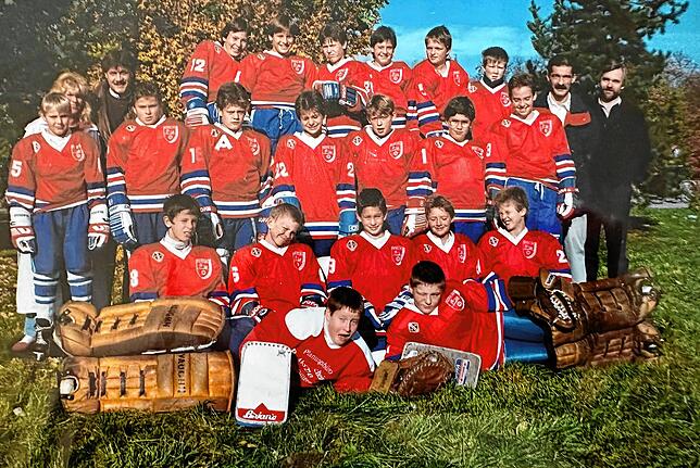 Andreas Renz (hier oben links außen) spielt schon seit seiner Kindheit Eishockey.