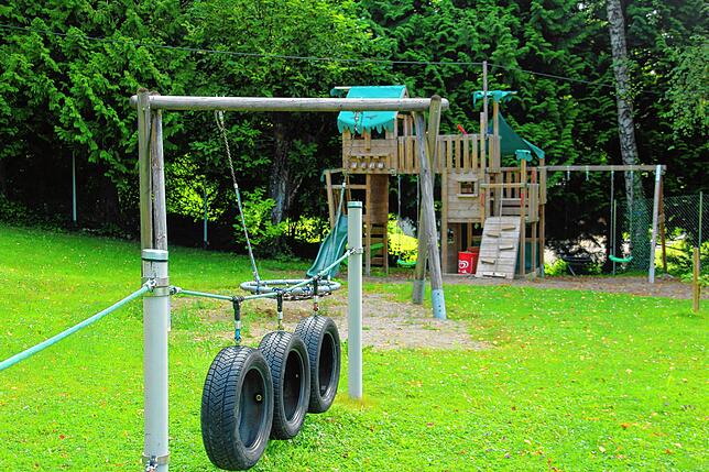 Zur Ausstattung des Badesees gehört auch ein großzügiger Spielplatz mit zahlreichen Klettermöglichkeiten.