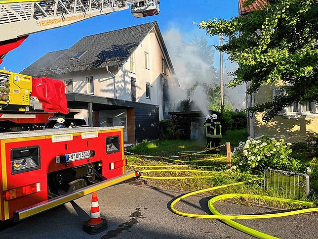 In einem Mehrfamilienhaus in der Unteruhldinger Poststraße kam es zu einem Brand. Die betroffene Wohnung ist laut Feuerwehr vollständig ...