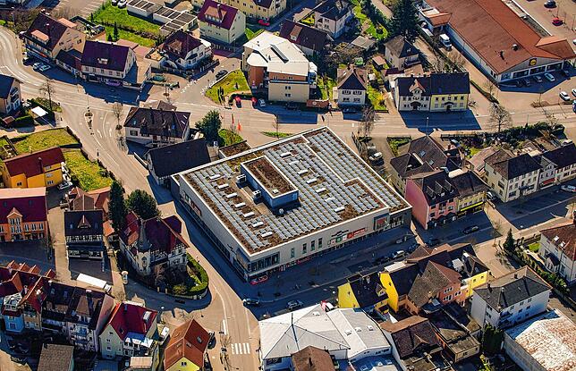 Früher Pfeiffer, heute Stadtwall-Carrée. Der große Block beherrbergt einen Drogeriemarkt und weitere Geschäfte.