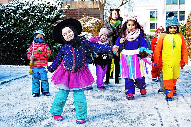Die Sprösslinge der Kindergartengruppe 1: Ganz vorn mit dabei ist die kleine Hexe Lena.