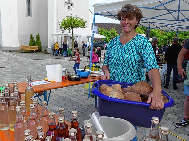 Waltraud Müller verkauft selbst gemachte Brände, Liköre und Brot.