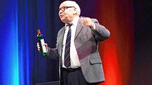 „Und hoch das Glas“: Beim großen Heinz-Erhardt-Abend von Hans-Joachim Heist im Bad Säckinger Gloria-Theater blieb es nicht bei einem ...