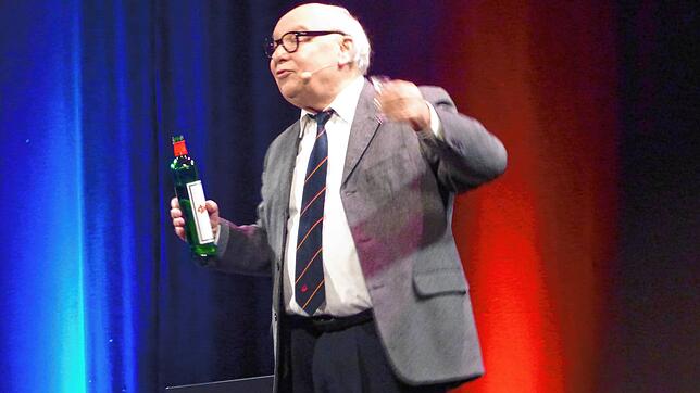 „Und hoch das Glas“: Beim großen Heinz-Erhardt-Abend von Hans-Joachim Heist im Bad Säckinger Gloria-Theater blieb es nicht bei einem ...