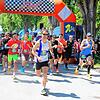 Start zum Halbmarathon über 21,1 Kilometer beim 17. Pfahlbau-Marathon: Der Finne Pekka Roppo (Startnummer 77) ist hier schon vorn.