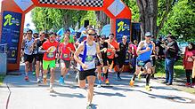 Start zum Halbmarathon über 21,1 Kilometer beim 17. Pfahlbau-Marathon: Der Finne Pekka Roppo (Startnummer 77) ist hier schon vorn.