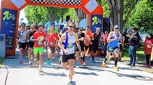 Start zum Halbmarathon über 21,1 Kilometer beim 17. Pfahlbau-Marathon: Der Finne Pekka Roppo (Startnummer 77) ist hier schon vorn.