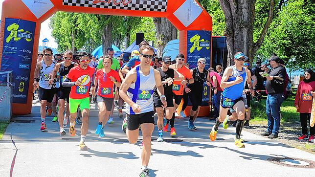 Start zum Halbmarathon über 21,1 Kilometer beim 17. Pfahlbau-Marathon: Der Finne Pekka Roppo (Startnummer 77) ist hier schon vorn.