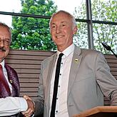 Bürgermeister Ewald Hoffmann gratuliert dem Vorsitzenden Leo Greber (links) zum Konzerterlebnis und heftete ihm das Schwenninger Wappen an.
