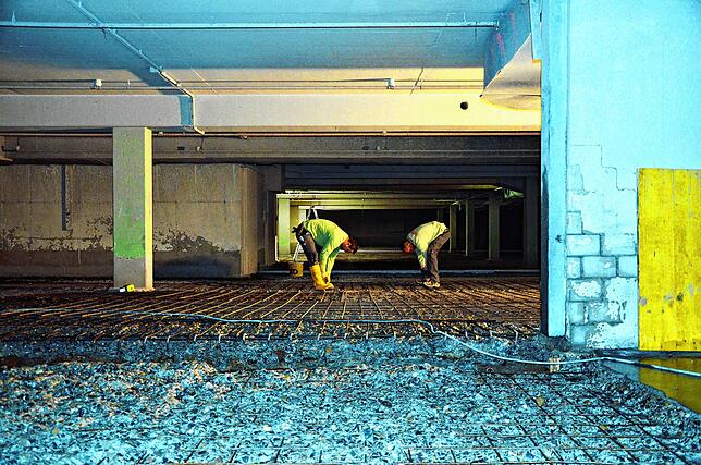 Arbeit mit Mindestabstand: In Zeiten von Corona müssen sich auch die Menschen auf der Baustelle an Regeln halten.