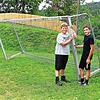 Die alten Tore auf dem Uracher Bolzplatz lassen sich leicht kippen, demonstrieren Noah, Lukas, Jonas und Linus (von links). Der TÜV ...