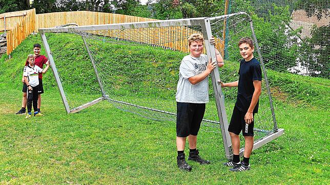 Die alten Tore auf dem Uracher Bolzplatz lassen sich leicht kippen, demonstrieren Noah, Lukas, Jonas und Linus (von links). Der TÜV ...