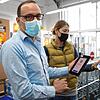 Dino Betto, Marktleiter von Expert-Villringer Bad Säckingen bei einer Einlasskontrolle.