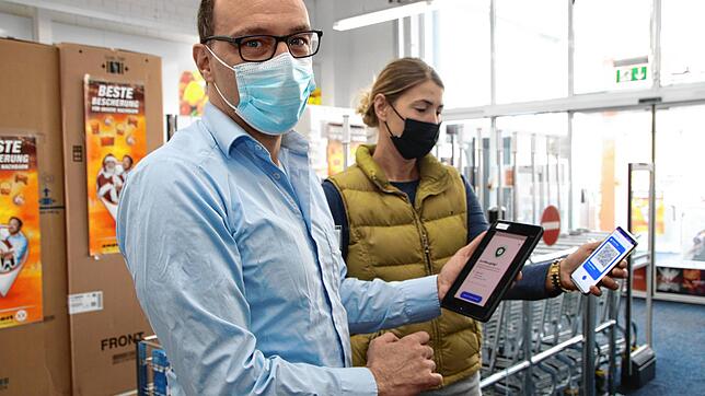 Dino Betto, Marktleiter von Expert-Villringer Bad Säckingen bei einer Einlasskontrolle.