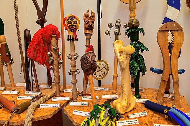 Ebenfalls in dem Narrenmuseum zu sehen ist eine Sammlung etlicher Accessoires wie Rätschen, Karbatschen und Marotten, die die Narren auf ...
