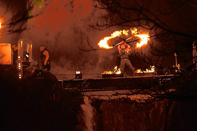 Bild 8: Wie ein Feuerkünstler den Triberger Wasserfall in ein Flammenmeer verwandelt