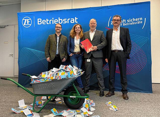In den vergangenen Wochen hat der Betriebsrat tausende unterschriebene Postkarten für eine Beschäftigungssicherung gesammelt. Dafür ...