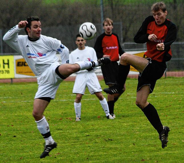 Erinnerungen: In der Saison 2006/07 traf Andreas Rutschmann (rechts) mit dem Landesliga-Aufsteiger auf Michael Wasmer und den SV 08 ...