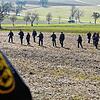 Einsatzkräfte der Polizei suchen am 21. Februar 2025 ein Gebiet ab. Eine Spaziergängerin hatte auf einer Wiese in Steinen (Landkreis ...