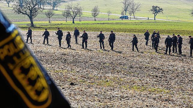Einsatzkräfte der Polizei suchen am 21. Februar 2025 ein Gebiet ab. Eine Spaziergängerin hatte auf einer Wiese in Steinen (Landkreis ...