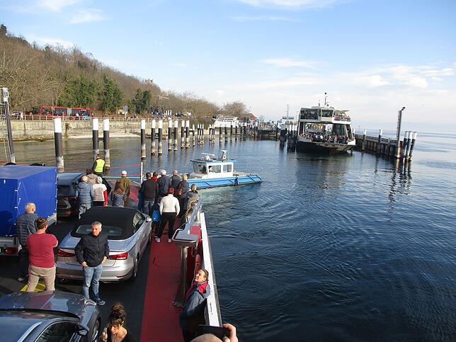 Die Fahrgäste schauen gespannt zu, als sie nach rund drei Stunden in den Meersburger Hafen geschleppt werden.