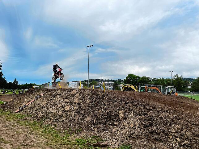 Heute tobt sich Domenic Weinstein auf dem Motocross-Parcours aus.