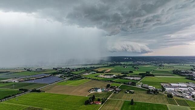 Über dem Südwesten ziehen Regenwolken auf. (Symbolbild)