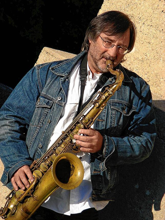 Saxofon selbst zu spielen und auch Schüler zu unterrichten sind zwei große Leidenschaften von Uli Stier. Für die Corona-Zeit hat der ...