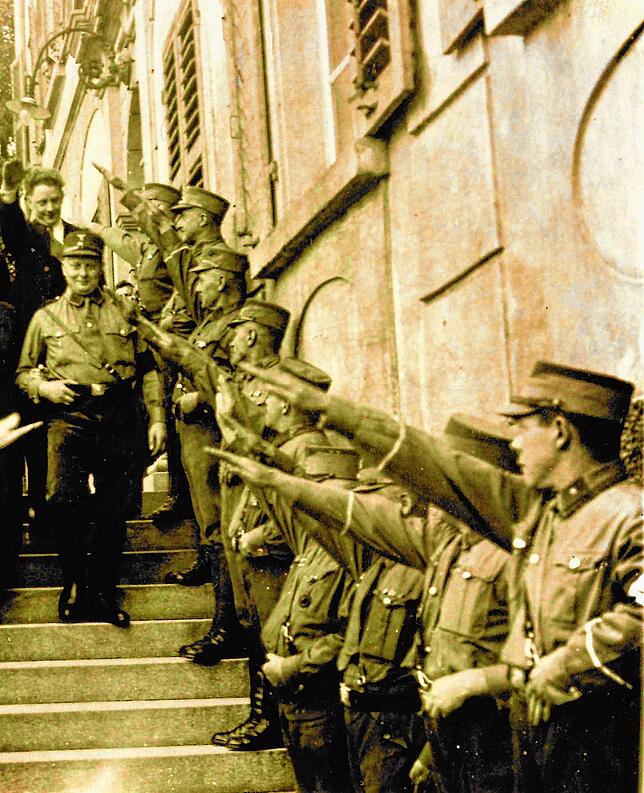 Mit Hitlergruß salutierende Nationalsozialisten auf der Rathaustreppe von Wehr: Im Dritten Reich war das Rathaus fest in der Hand der ...
