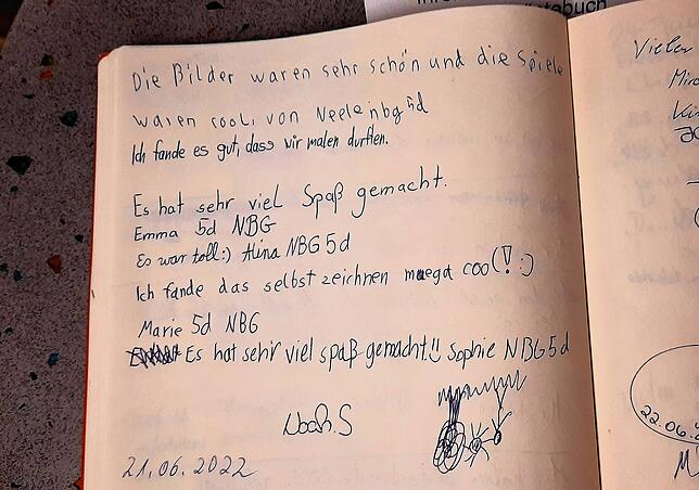 Schüler haben sich ins Gästebuch eingetragen.