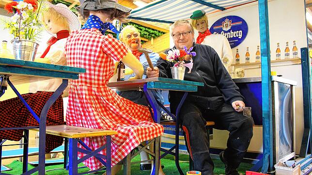 Ehrenzunftmeister Martin Wullich arbeitet für die Narrenzunft Frohsinn an den kreativen und lustigen Wagen für den großen Umzug am Sonntag.