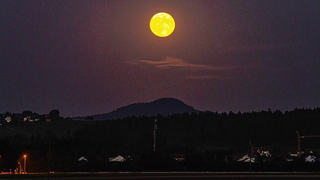 Der Vollmond über Bad Dürrheim: Das Bild zeigt im Vordergrund die Bundesstraße 31/33. Im Hintergrund ist der Obere Berg bei ...