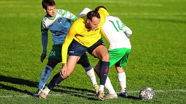 SG-Spieler Simon Meer (Mitte) versucht sich hier gegen Sebastian Sauter und Maximilian Jäggle durchzusetzen.