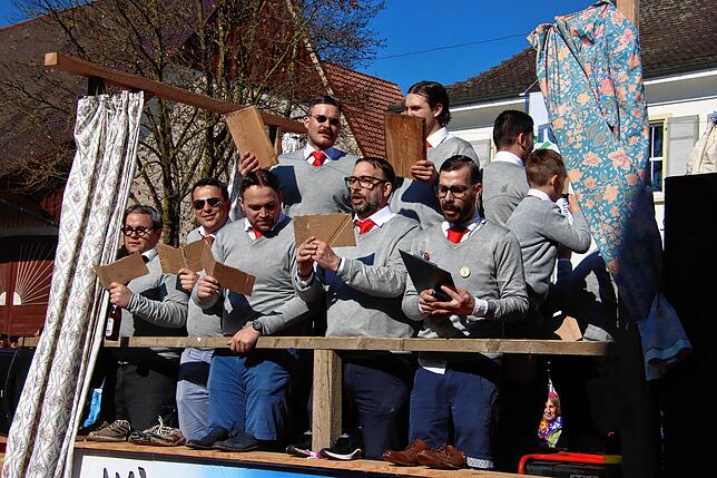 Dafür dass der Knabenchor noch neu ist, sind die Sängerburschen schon ganz schön textsicher. Der nötige Bass sorgt für die gute Stimmung.