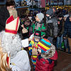 Nikolaus und Knecht Ruprecht verteilen ein Geschenksäckchen nach dem anderen und haben für jedes Kind ein freundliches Wort.