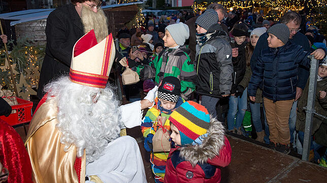 Nikolaus und Knecht Ruprecht verteilen ein Geschenksäckchen nach dem anderen und haben für jedes Kind ein freundliches Wort.